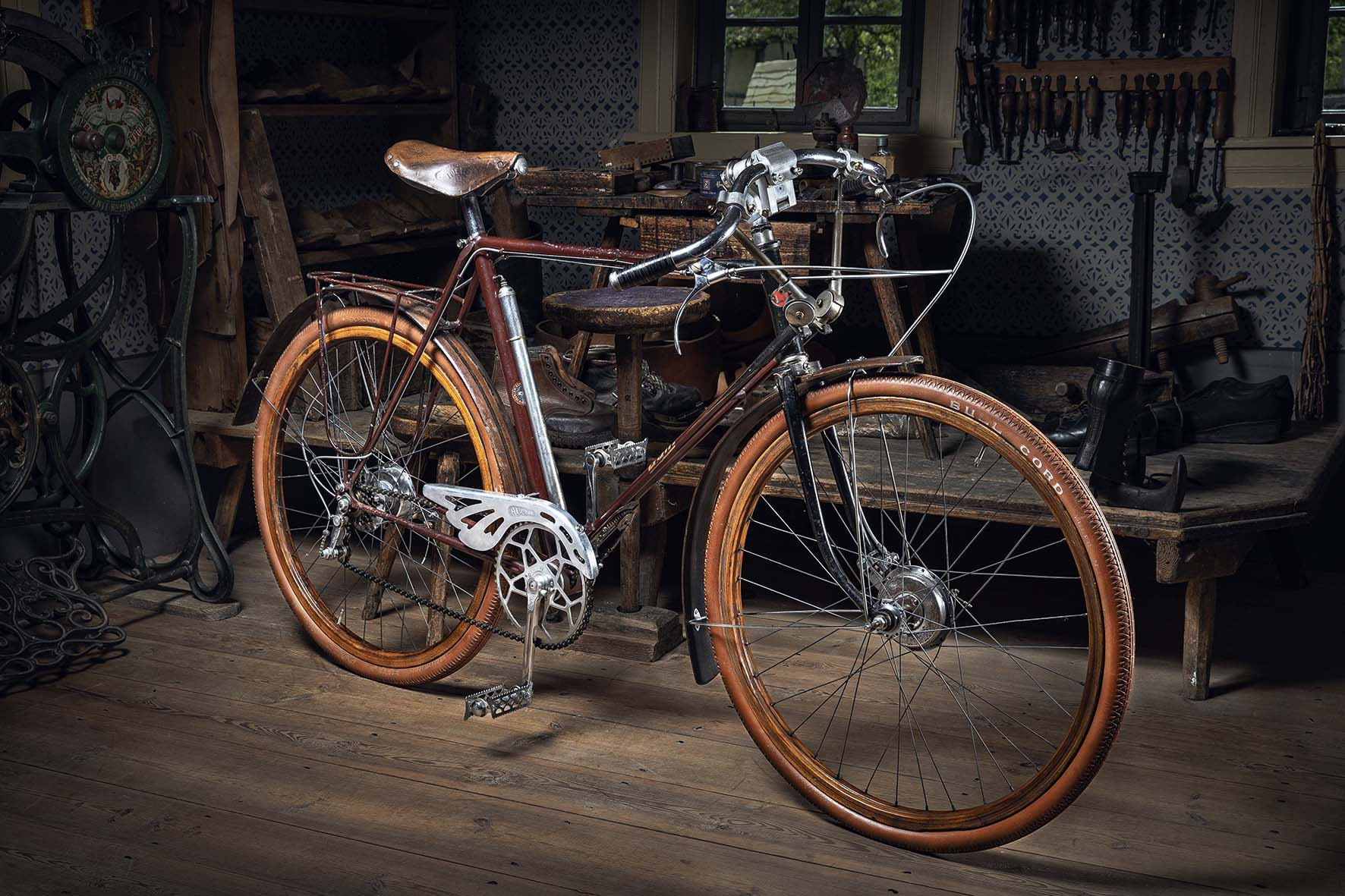 weinrotes Herrenrad der Firma Cycle Lida mit Holzfelgen und roten Reifen